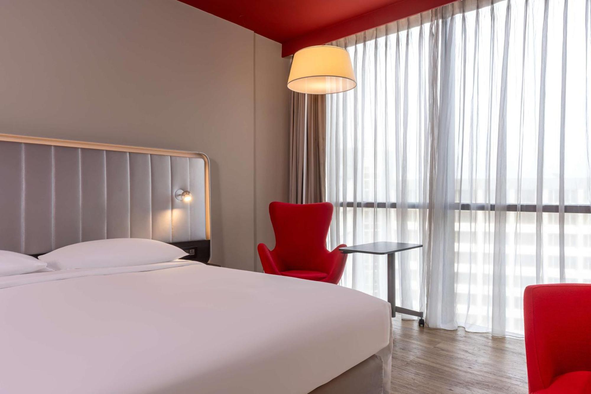 Park Inn By Radisson Либревиль Экстерьер фото