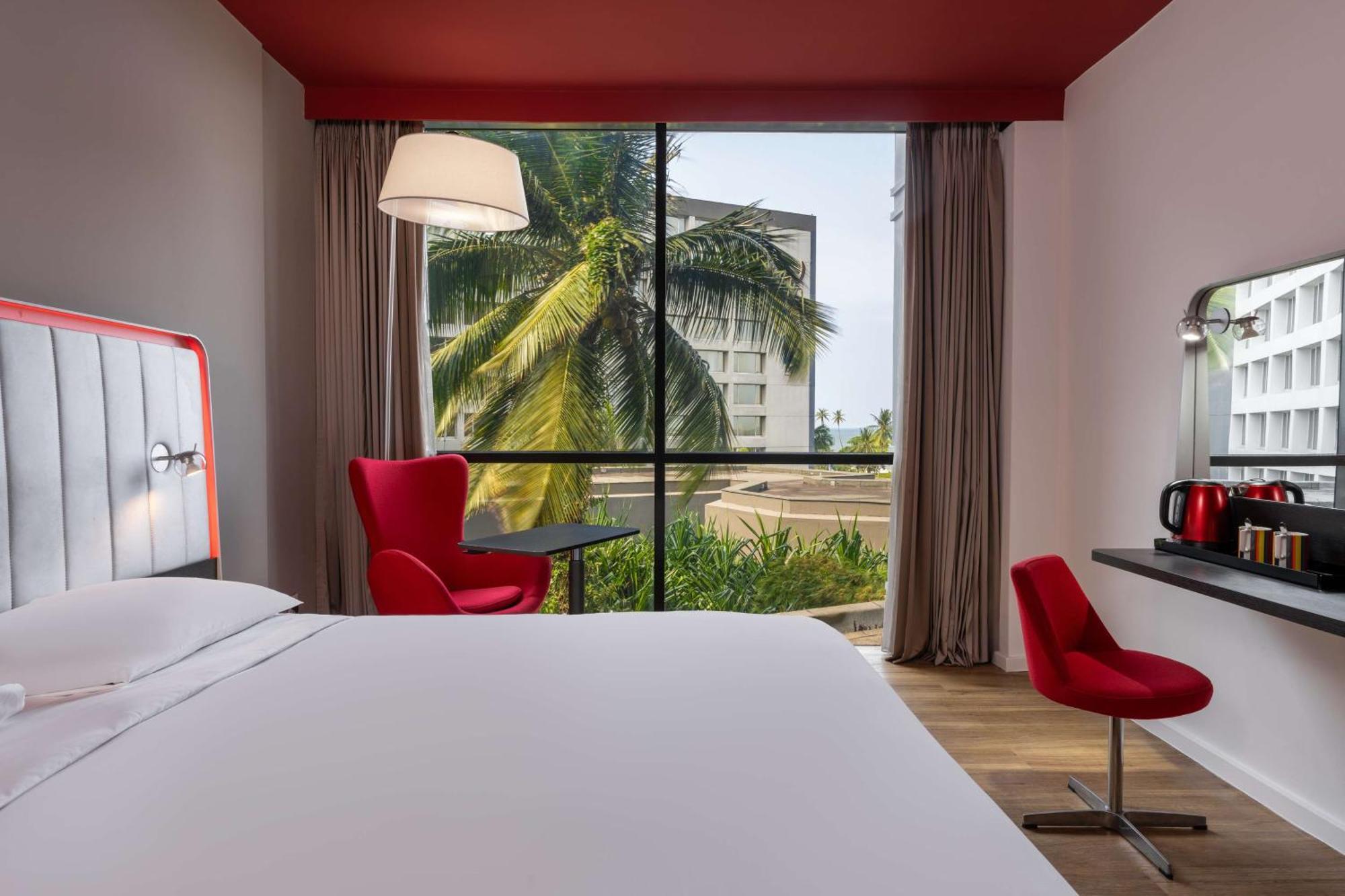 Park Inn By Radisson Либревиль Экстерьер фото