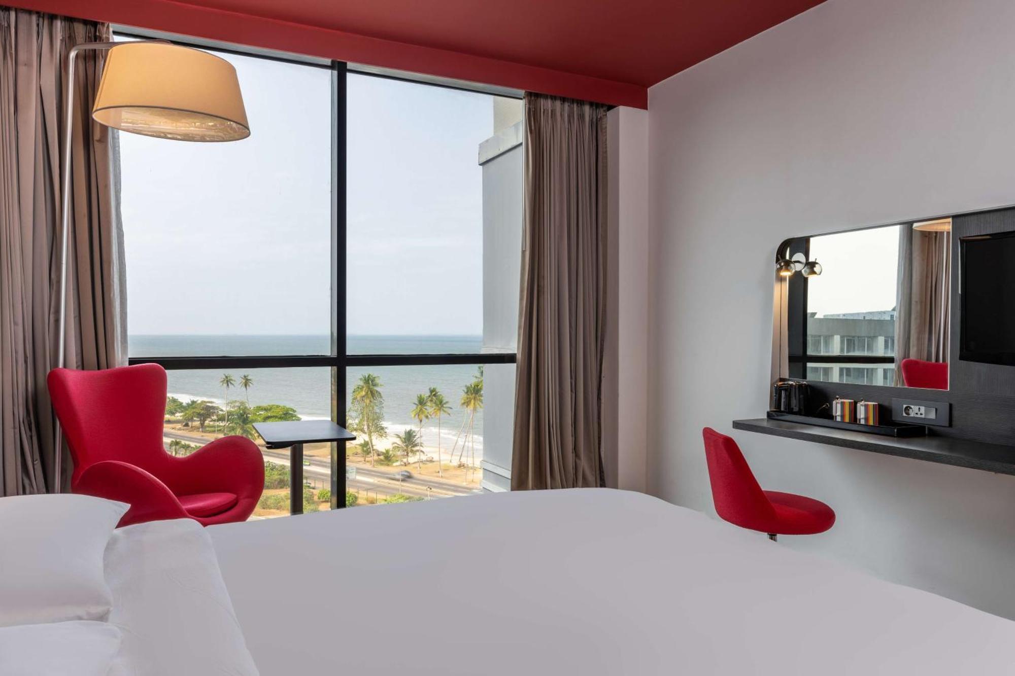 Park Inn By Radisson Либревиль Экстерьер фото