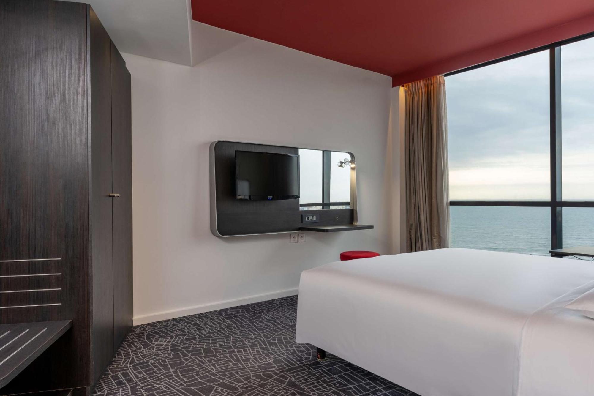 Park Inn By Radisson Либревиль Экстерьер фото