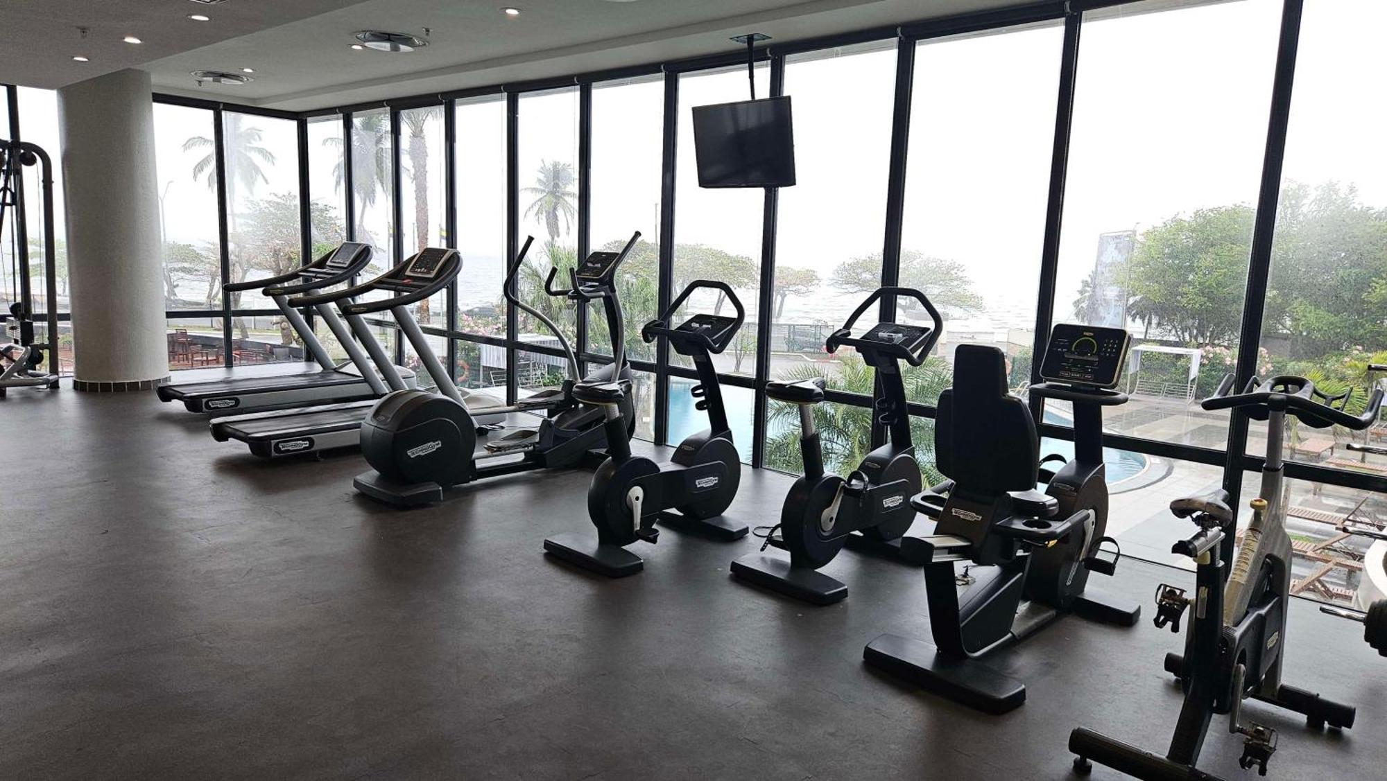 Park Inn By Radisson Либревиль Экстерьер фото