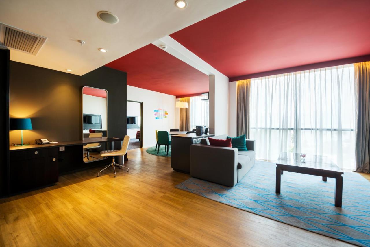 Park Inn By Radisson Либревиль Экстерьер фото